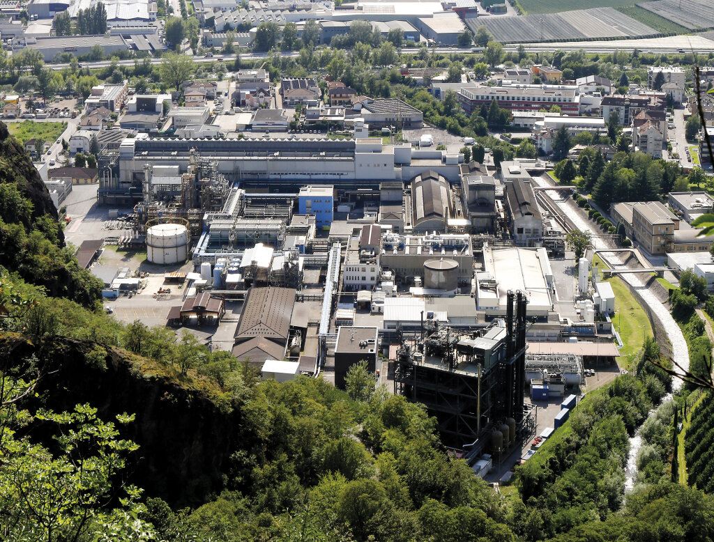 Zwei Drittel des ehemaligen Memc-Werks in Sinich werden vom Problembetrieb Solland Silicon besetzt, ein Drittel vom Nachbarbetrieb Sun Edison: In nur einem Jahr hat das Land 6.9 Millionen Euro in die Sicherheit investiert. Ob das Geld je zurückkommt, bleibt fraglich. Foto: Alexander Alber