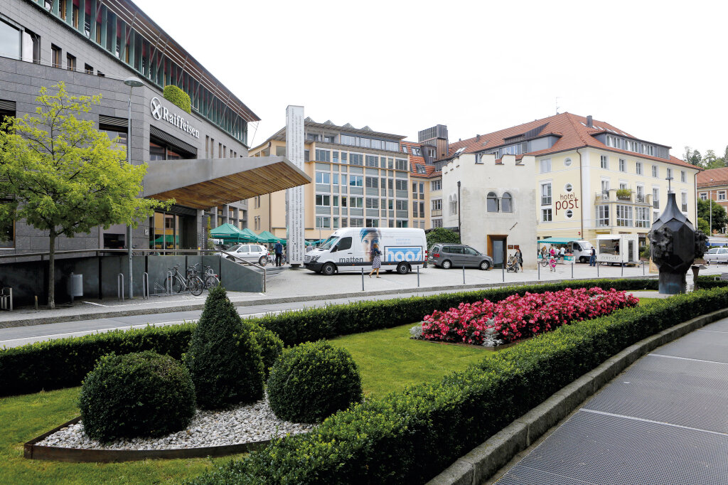 Die Beute im Blickfeld: Das Hotel Post am Brunecker Graben, das von der Raika 2005 realisierte Dienstleistungszentrum in der Mitte und der standesgemäße Sitz der Raika Bruneck. Foto: Alexander Alber
