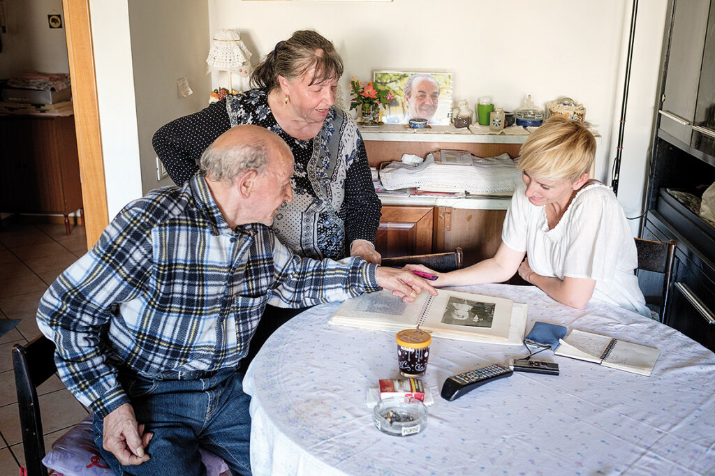Der Porträt-Termin: Alexandra Aschbacher auf Besuch bei Rosi und Sante in ihrer Bozner Wohnung: „Eine unglaubliche Geschichte.“ Foto: Ludwig Thalheimer