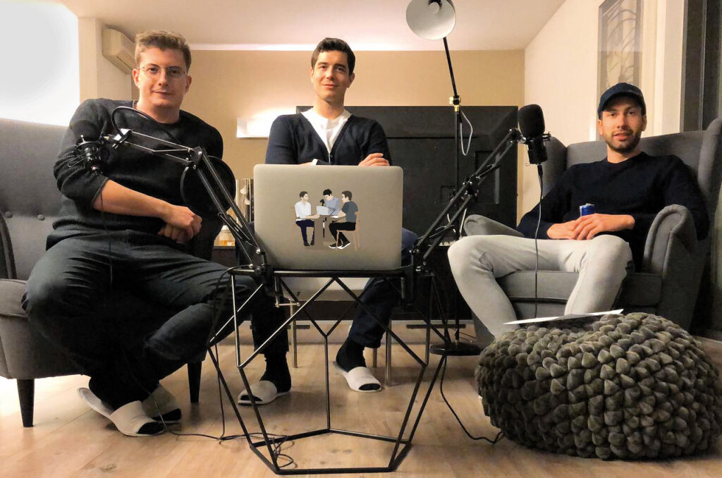 In der Stube bei „Budl und Stubn“: „Mit unserem Podcast liefern wir ein Stück Heimat.“ Foto: Budl und Stubn