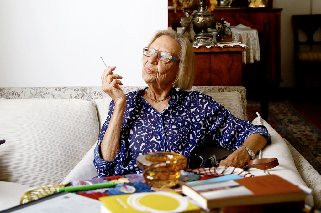 Eva Klein beim Termin mit ff in ihrer Bozner Wohnung: 35 Jahre beim Blatt für deutsche Leser des Alto Adige. Foto: Alexander Alber
