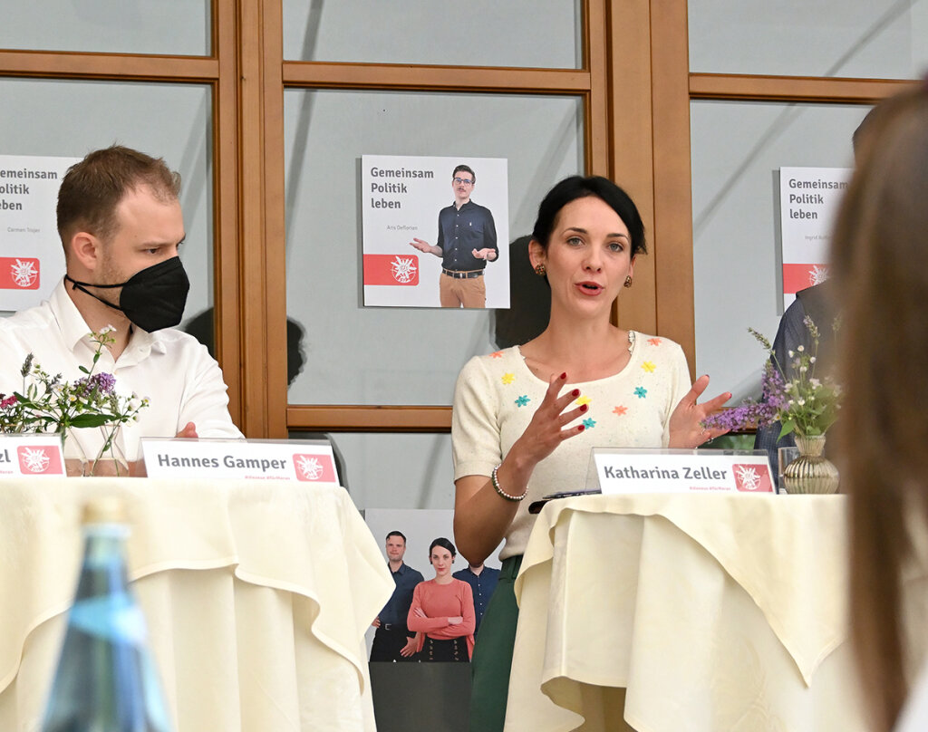 Katharina Zeller, Bürgermeisterkandidatin der SVP, bei der Vorstellung auf Schloss Pienzenau: „Angst habe ich nie.“ Foto: SVP Meran