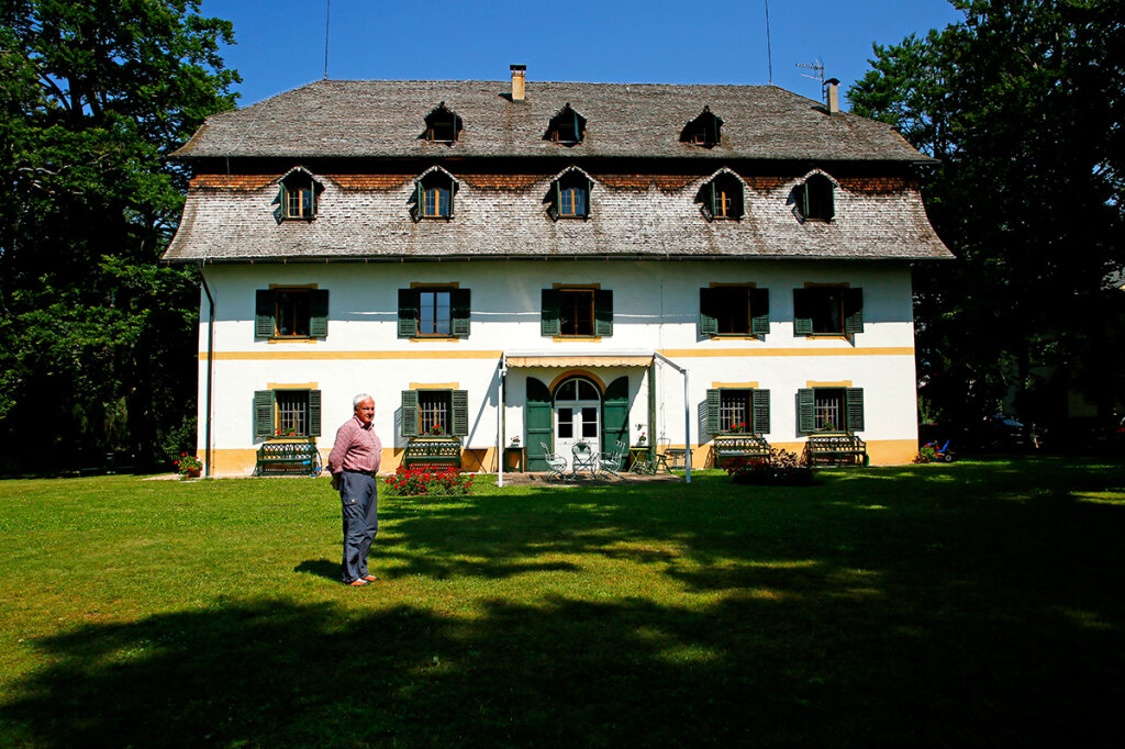 Ulrich Graf Toggenburg, 73, vor seinem Sommerfrischhaus in Himmelfahrt. All seine Kindheits- und Jugendsommer hat er hier verbracht, jeweils von Ende Juni bis Ende September, dann ging es wieder zurück in das Palais Toggenburg nach Bozen. Heute lebt er ganzjährig in Himmelfahrt. Das Panorama hier oben sei einfach unvergleichbar. Foto: FF Media
