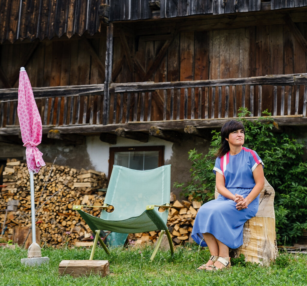 Gabriela Oberkofler vor dem Taberhof in Flaas bei Jenesien: „Ein inspirierender Ort, der mich immer wieder auf neue Ideen bringt.“ Foto: Ludwig Thalheimer