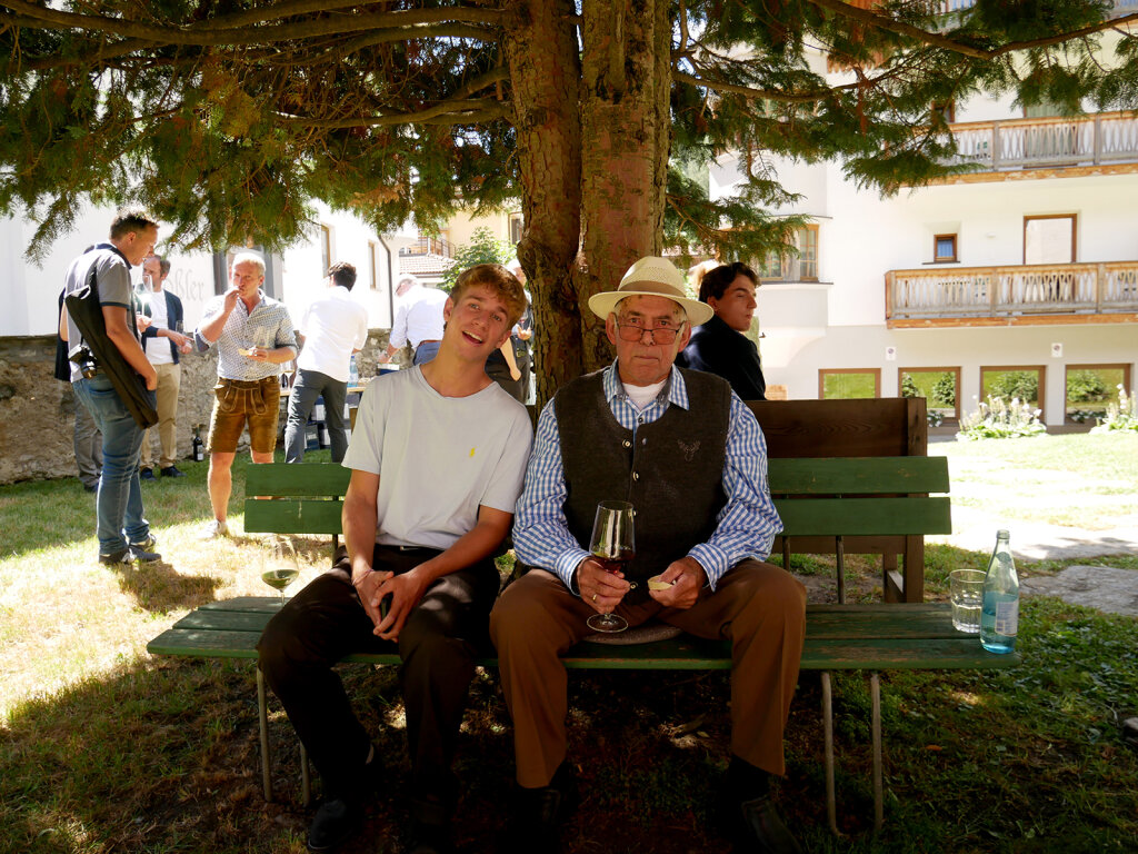 „Das Wort Gnade ist für manche nicht leicht anzunehmen“: Heinrich Oberleiter mit seinem Neffen David im Garten des Spanglwirtes. Foto: Mic