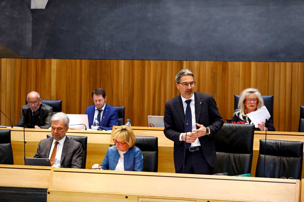 Die Bürger, so Finanzlandesrat Arno Kompatscher, zahlen weniger Steuern, und das Land habe trotzdem einen größeren Haushalt. Foto: Alexander Alber