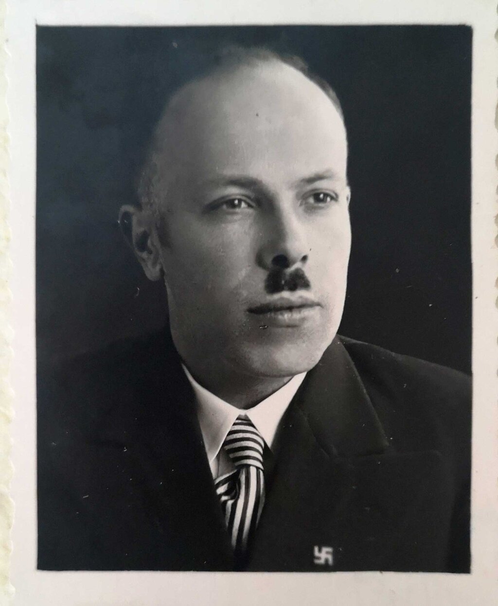 Fotografien gibt es vom 1901 geborenen Sepp Thaler-Simonini nur wenige. Diese hier stammt wohl aus seinen jüngeren Jahren. Auffallend: das Hakenkreuz auf seiner Brust – ein Hinweis auf Systemtreue? Foto: Vereinschronik der Musikkapelle Zwölfmalgreien