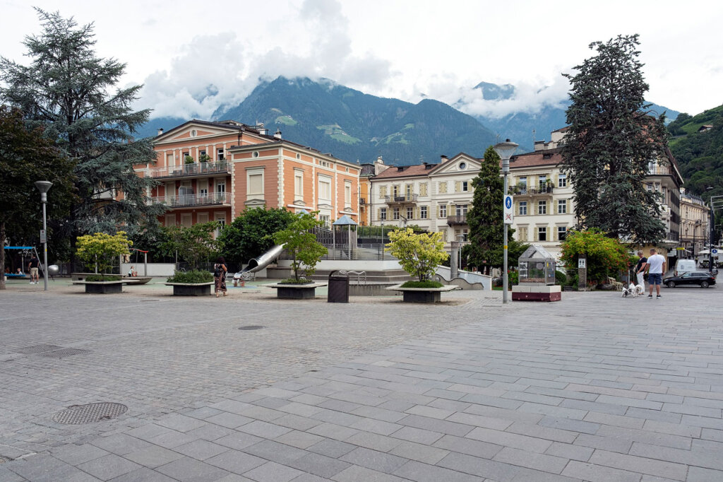 Die „Villa Germania“ an der Passerpromenade, und, leicht versetzt gegenüber an der Freiheitsstraße, das „Moserhaus“. Foto: Ludwig Thalheimer
