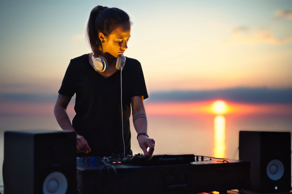 Hinter dem Mischpult achtet Verena Senn alias DJane Ena auf die Stimmung der Menge: Erfolg bedeutet für sie, wenn die Leute tanzen, besonders zu ihren eigenen Tracks. Foto: Blacky records
