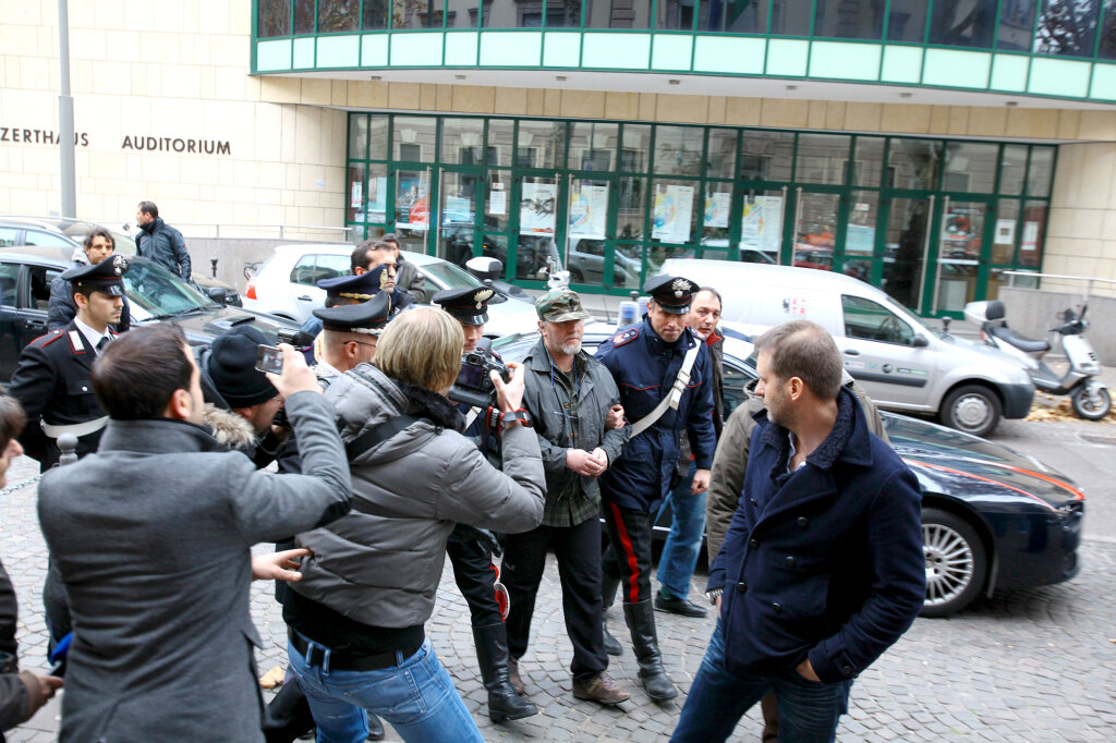 Katz und Maus ein Leben lang: Max Leitner wurde immer wieder von der Polizei gefasst. Hier wurde er von der Polizei präsentiert, nachdem ihn ein Sonderkommando nach wochenlanger Flucht am 7. Dezember 2011 in Obervintl verhaftet hatte. Foto: Alexander Alber