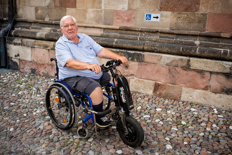 Peter „Blitz“ Raffeiner ist seit drei Jahren auf einen Rollstuhl angewiesen: „Es fehlt bei den einfachen Sachen.“ Foto: Ludwig Thalheimer