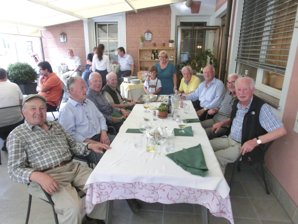 Die „Tulpenrunde“ im Restaurant Blitzburg in Bruneck: Rudi Wierer, Helmut Adams, Georg Stillebacher, Jubilar Anton Lageder, Wirtin Mimmi Baumgartner mit Neffen Moritz, Heini Mutschlechner sowie Walter, Josef und Vinzenz Reichegger (von links). Foto: Baumgartner