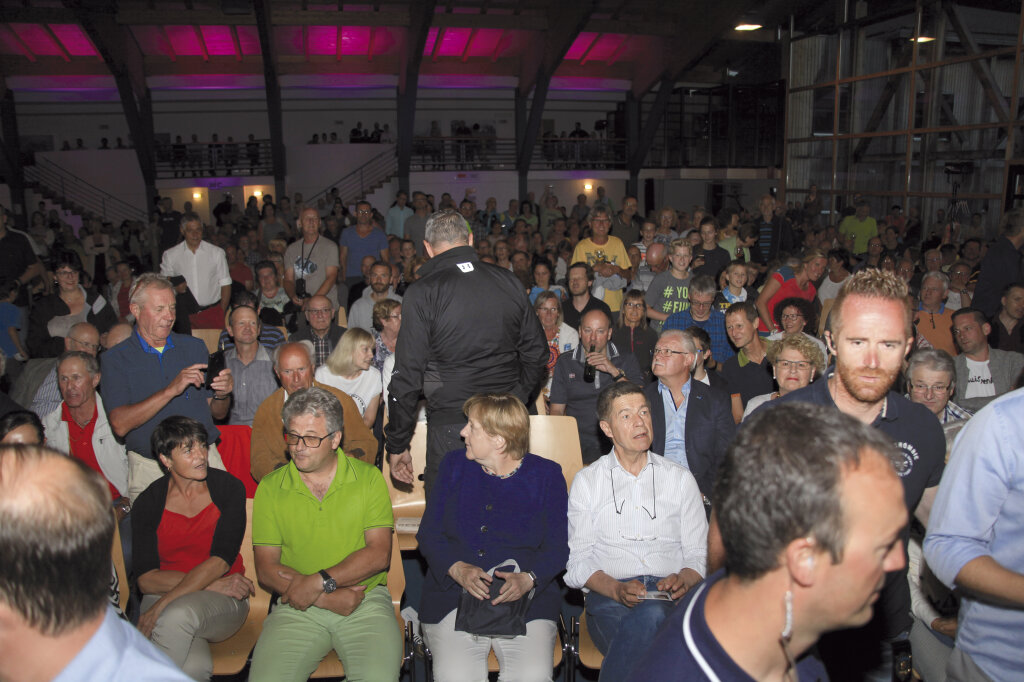 Unprätentiös: Bundeskanzlerin Angela Merkel inmitten des zahlreich erschienenen Publikums in der Tennishalle von Sulden. Rechts neben ihr Gatte Joachim Sauer. Foto: Vinschgerwind
