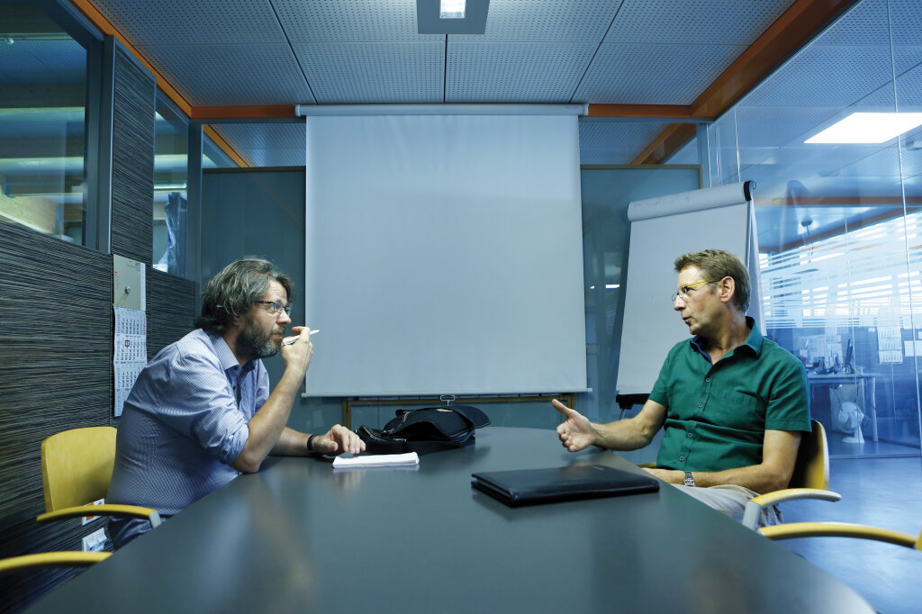 Drinnen: Georg Mair im Gespräch mit Marco Lamber, Geschäftsführer der Nordform in Vintl: „Wir wollen wachsen, aber das können wir nicht, wenn wir die Mitarbeiter dafür nicht haben.“ Foto: Alexander Alber
