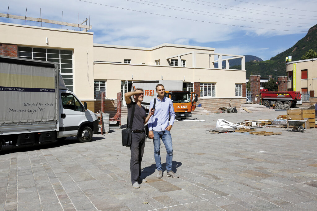 Draußen: Ingenieur Alexander Alber (rechts) führt Markus Larcher auf der Megabaustelle des Technologieparks Noi in Bozen umher: In weniger als zwei Monaten soll Südtirols Prestige-Wirtschaftsprojekt eröffnet werden. Foto: Alexander Alber