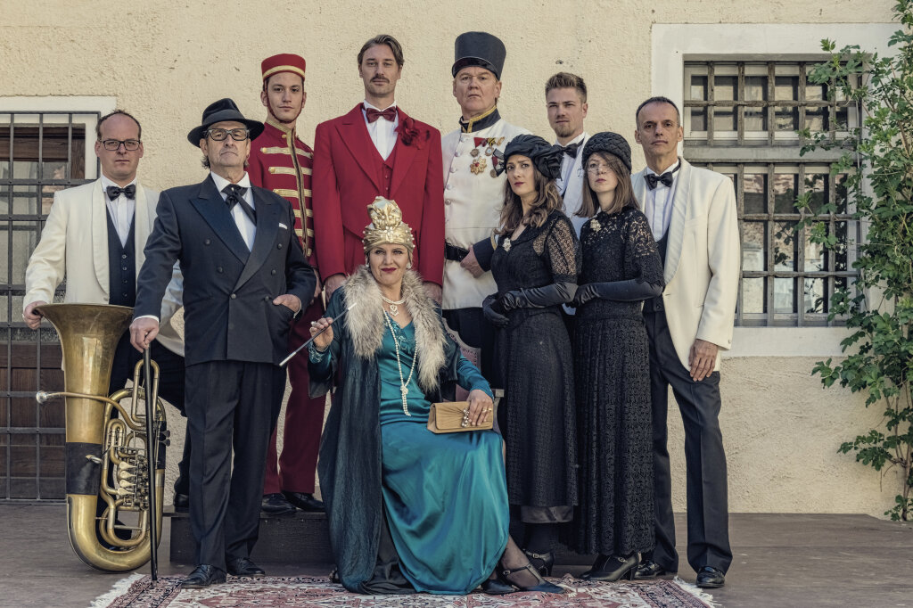 Im alten Kerker von Brixen gibt es Respekt für niemanden: Das Ensemble des „Grand Hotel Tschumpus“ parodiert alles und jeden. Foto: Arno Ritter