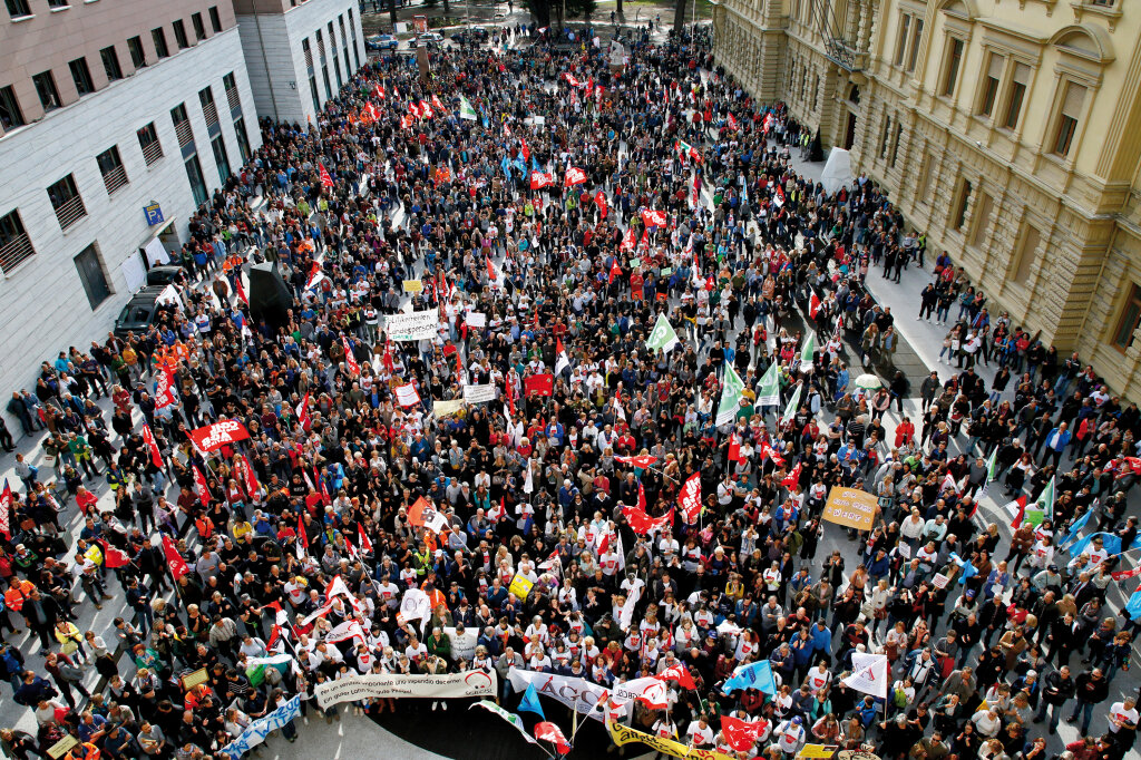 Anfang April zogen 4.000 Landesbedienstete vor den Landtag. Der Aufmarsch verfehlte seine Wirkung nicht: Mittlerweile wurden aus 2 Millionen Euro 310 Millionen Euro. Wie das Geld verteilt wird, ist aber noch unklar. Foto: Alexander Alber