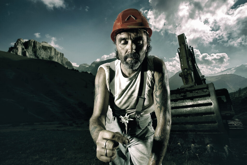 „Das letzte Edelweiß“ nennt Fotograf Uli Wiesmeier sein inszeniertes Foto aus der Serie „Bergheil“, einer kritisch-satirischen Auseinandersetzung mit dem alpinen Tourismus und seinen Auswirkungen. Foto: Uli Wiesmeier