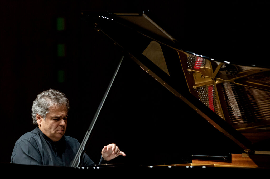 Arcadi Volodos bei seinem Auftritt im Konzerthaus in Bozen: Pianostar mit wenig Publikum, das Haus ist nur halb voll. Foto: Tiberio Sorvillo