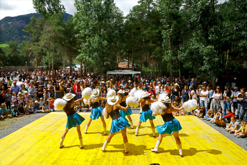 „Caramelka Dance“ aus Prag: Livemusik und Tanzgruppen sorgen beim Countryfest in Prad für Stimmung. Foto: Alexander Alber