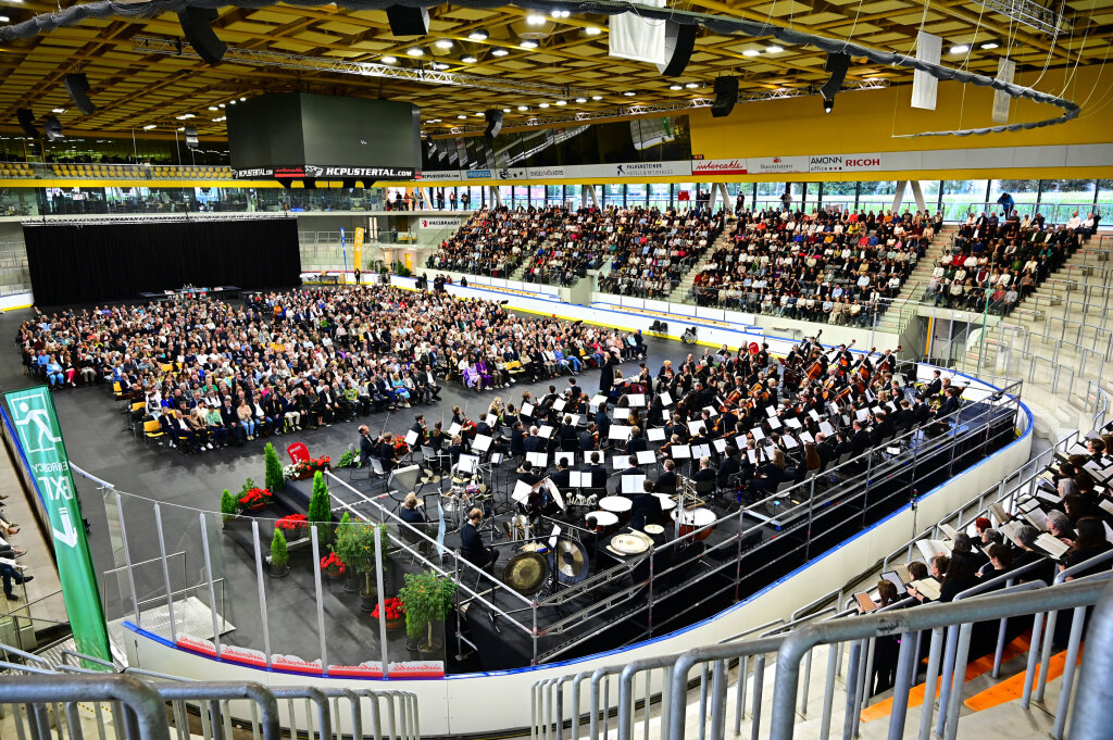 250 Sängerinnen und Sänger sowie über 120 Musikerinnen und Musiker sorgten für eine pompöse musikalische Darbietung Foto: Theo Stammer/Bonn, Bruneck