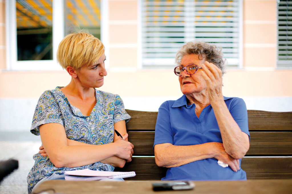 Bei den Senioren: Alexandra Aschbacher stattete der bald 90-jährigen Erminia Ranzi Endrizzi im Seniorenheim Leifers einen Besuch ab: Wie viele Heimaten kommen in einem Leben zusammen? Foto: Alexander Alber