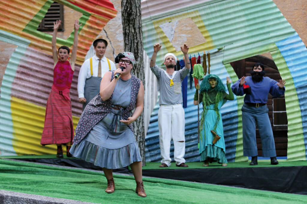 Rosalinde (Astrid Gärber) kriegt die Wut und das junge Publikum eine bekannte Moral: Freundschaft schlägt Schatzkiste. Foto: Patricia Alber