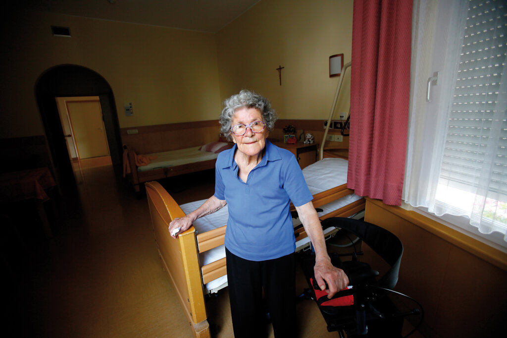 „Mir fehlt es hier an nichts“, sagt Erminia Ranzi Endrizzi. Die 90-Jährige turnt gerne, auch wenn es sie oft anstrengt, singen, sagt sie, mag sie gar nicht. Foto: Alexander Alber