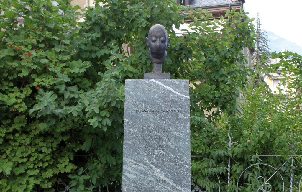 Kafka-Büste von Urs Lüthi auf der Unteren Promenade in Meran samt angehefteter Unmutsbekundung. Foto: Kunst Meran