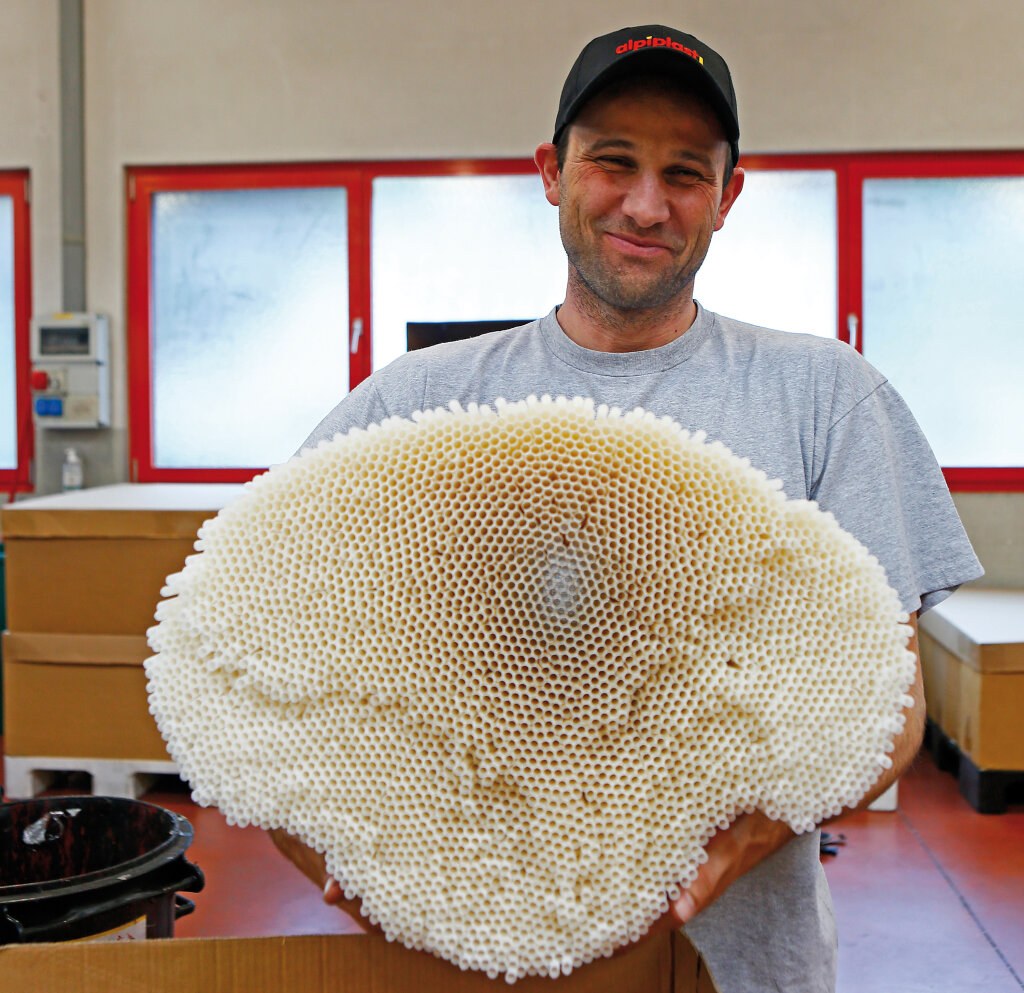 Alpiplast-Chef Markus Forcher mit einem Packen Trinkhalme: „Wir fahren schon seit fast zehn Jahren eine Bioschiene.“ Foto: Alexander Alber