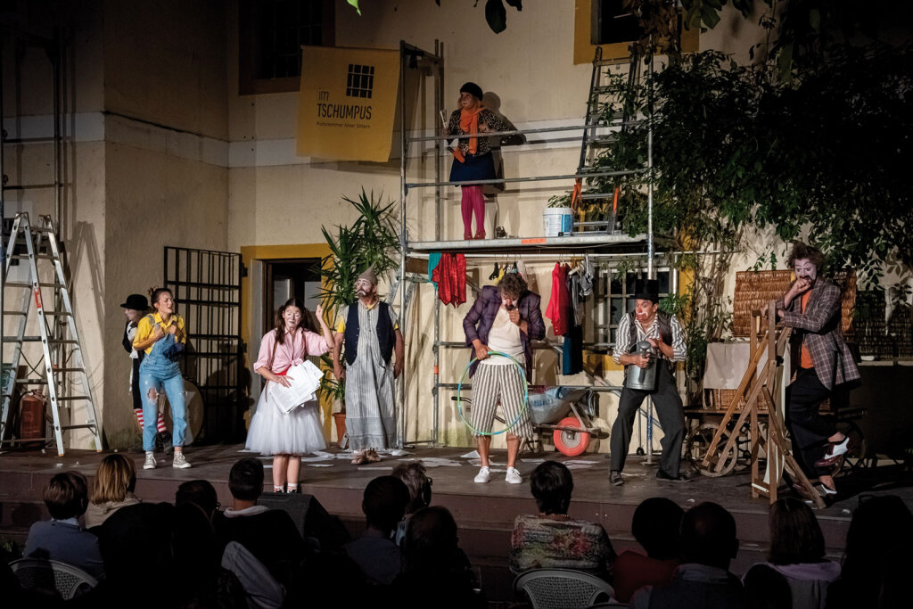 Die Clowns sind los: Im alten Stadtgefängnis in Brixen macht man vor keiner Stimmung halt. Foto: Tschumpus