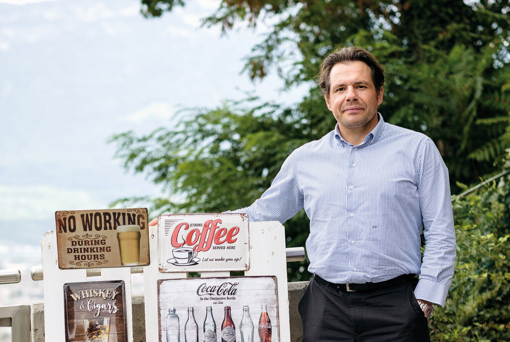 Stefan Zisser vor einer Reklametafel auf der Terrasse seines Hotels oberhalb von Bozen: „Die Krise hat uns einige Dinge gelehrt.“ Foto: Ludwig Thalheimer