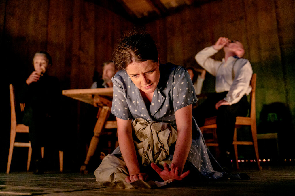 Trina und ihre Familie im Volksschauspiel in Telfs: ähnliche Dichte und Kraft wie das Buch. Foto: Victor Malyshev