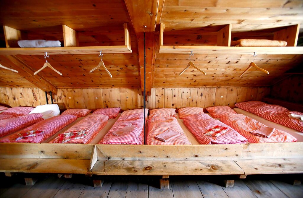 Schlaflager in einer Schutzhütte: Die Menschen aber wollen in Zimmern nächtigen. Foto: Alexander Alber