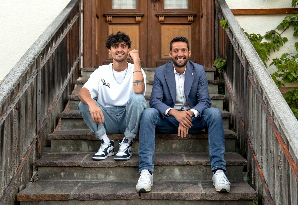 Ungleiche Brüder: Dominik Oberstaller (rechts) ist Bürgermeister und Jonas Oberstaller ist Musiker. Aber bei genauerem Hinsehen kann man doch viele Gemeinsamkeiten entdecken. Foto: Privat