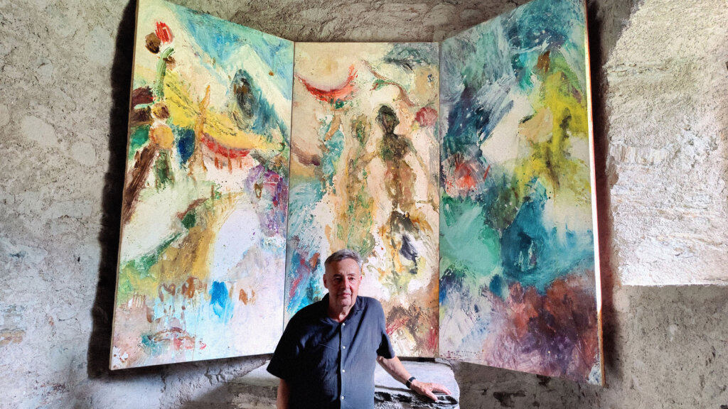 Eines der ersten Werke des Farbalchemisten Jörg Hofer, jetzt wieder in der Kirche, für die es entstanden ist: „Heute wundere ich mich über meinen jugendlichen Schneid.“ Foto: Helmut Luther