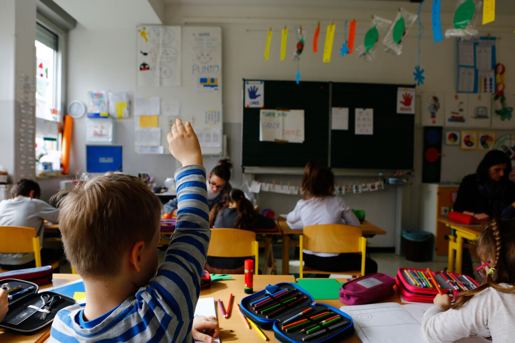 Kinder in einer Schulklasse: Weniger Kinder insgesamt bedeuten laut einer Studie höhere Bildungschancen für jedes einzelne von ihnen. Foto: Alexander Alber