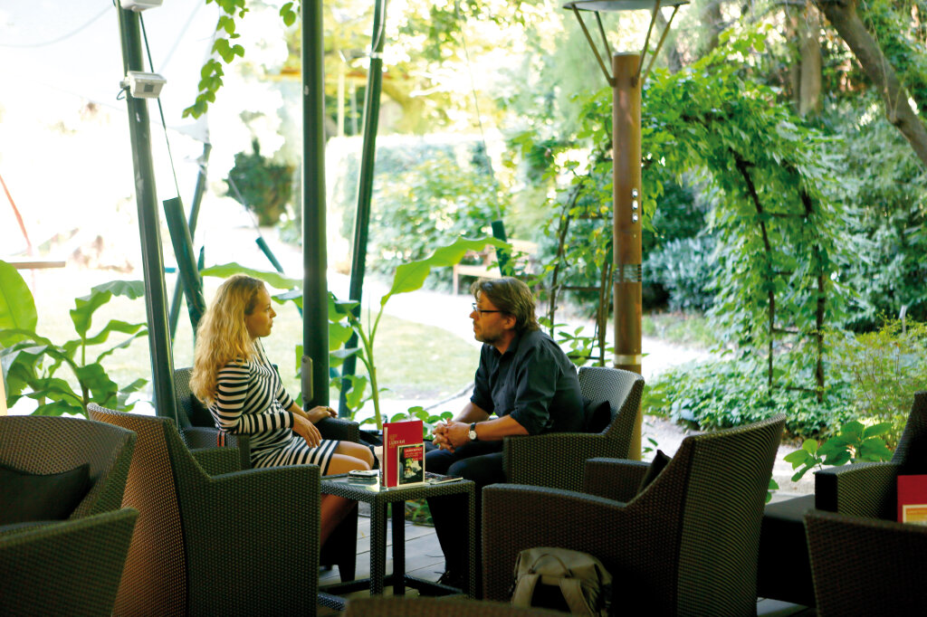 Mit Veronika im Garten: Georg Mair im Gespräch mit der Regisseurin Veronika Kaserer: „Der Wille, etwas zu erreichen, ist stärker als die Angst, die mich zurückhält.“ Foto: Alexander Alber