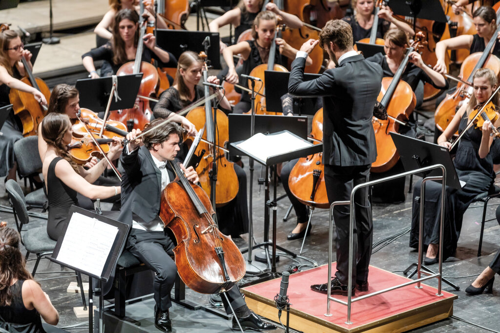 Kostbares Programm: Starcellist Gautier Capuçon, Lorenzo Viotti, der Jungstar am Pult, das Gustav-Mahler-Jugendorchester. Foto: Tiberio Sorvillo