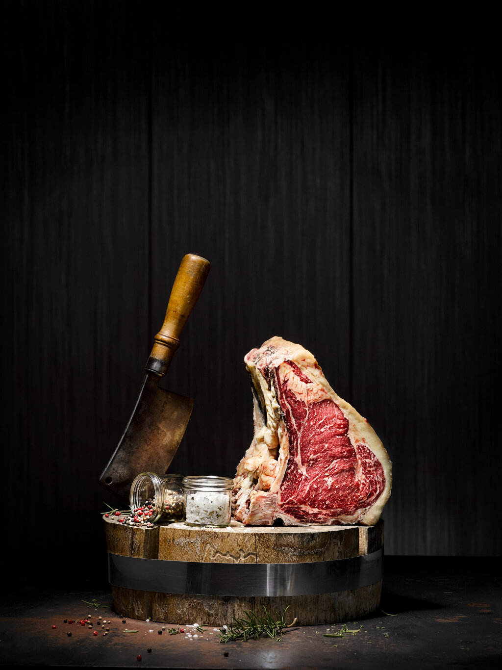 Beim Dry Aging wird das Fleisch am Knochen über einen längeren Zeitraum und bei kontrollierter Temperatur und Luftfeuchtigkeit abgehängt: Das Fleisch wird dadurch sehr zart – und es entwickelt sich eine einzigartige Fettmarmorierung.