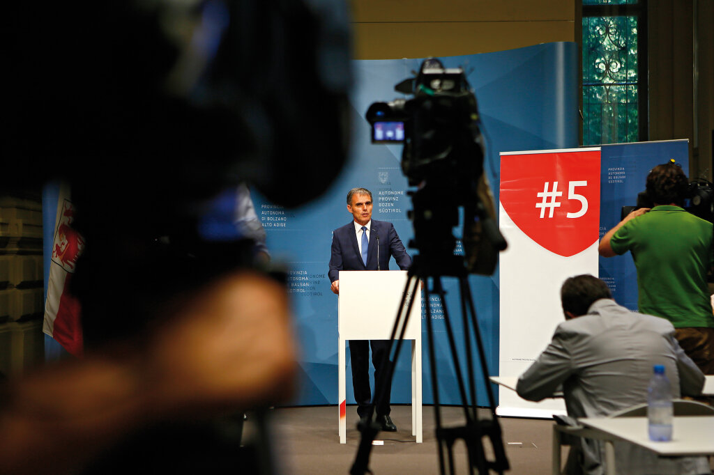 Landesrat Richard Theiner bei seiner Bilanzpressekonferenz: „Hatte bis zum 18. Lebensjahr kein eigenes Bett.“ Foto: Alexander Alber