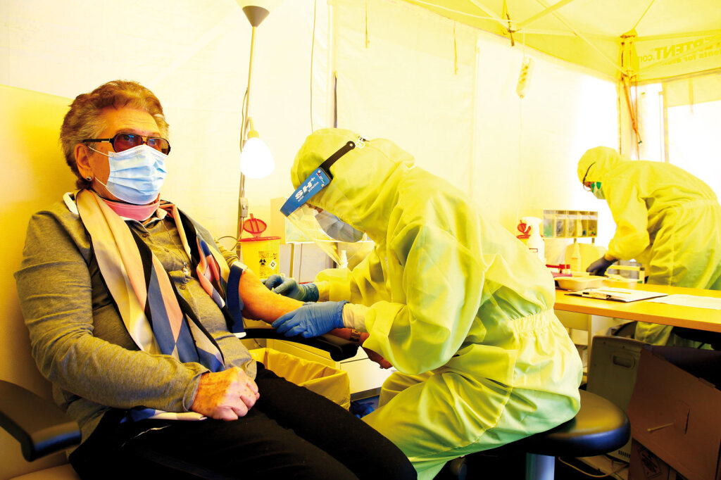 Weitere Schritte, um die Ausbreitung des Coronavirus zu verhindern: Verpflichtende Tests für Schulpersonal, geschlossene Diskotheken und Reisewarnungen. Foto: Alexander Alber