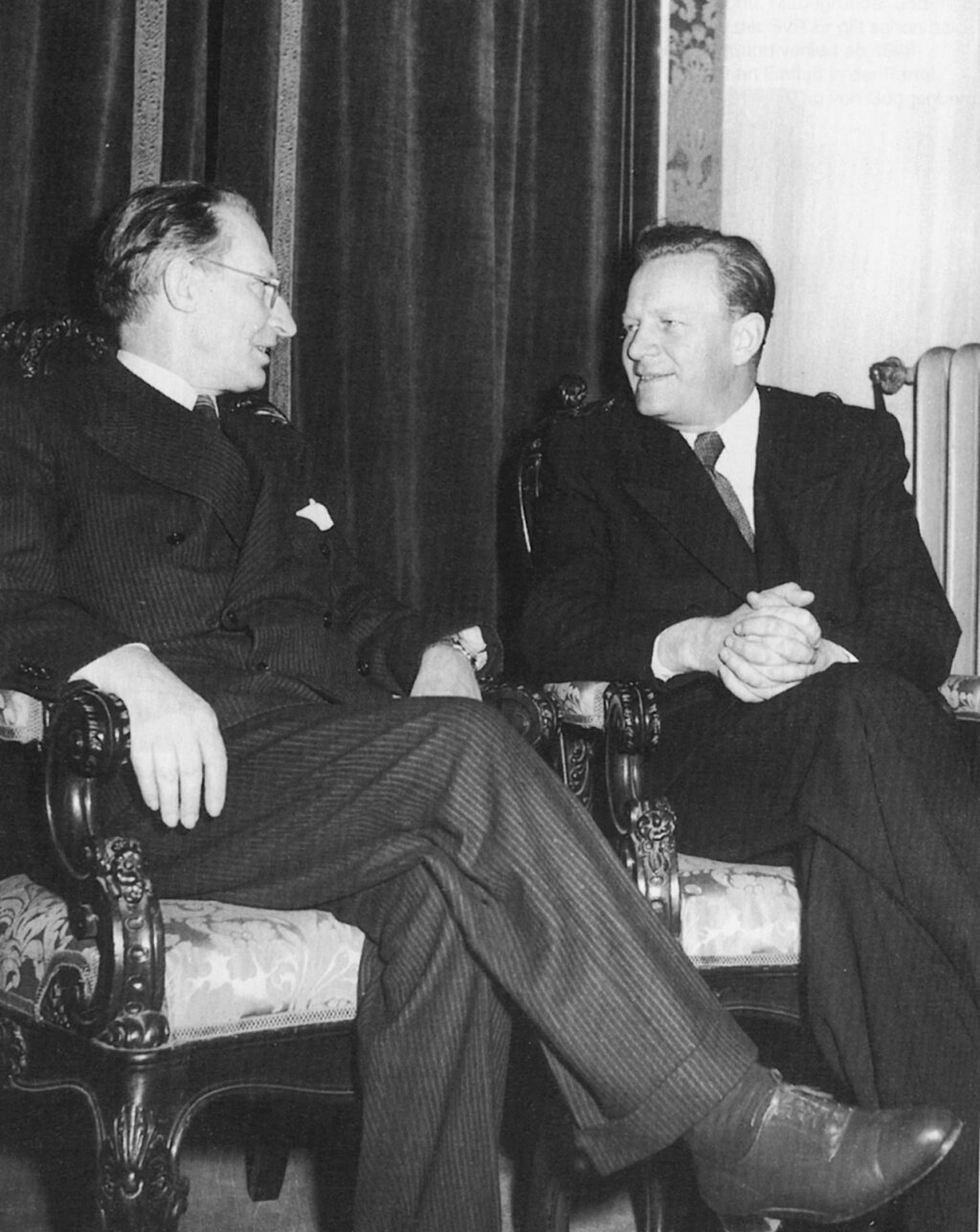 Italiens Ministerpräsident Alcide Degasperi und Österreichs Außenminister Karl Gruber: Beide wurden nach der Unterzeichnung des Vertrags in Italien schwer angegriffen. Foto: Südtiroler Landesarchiv