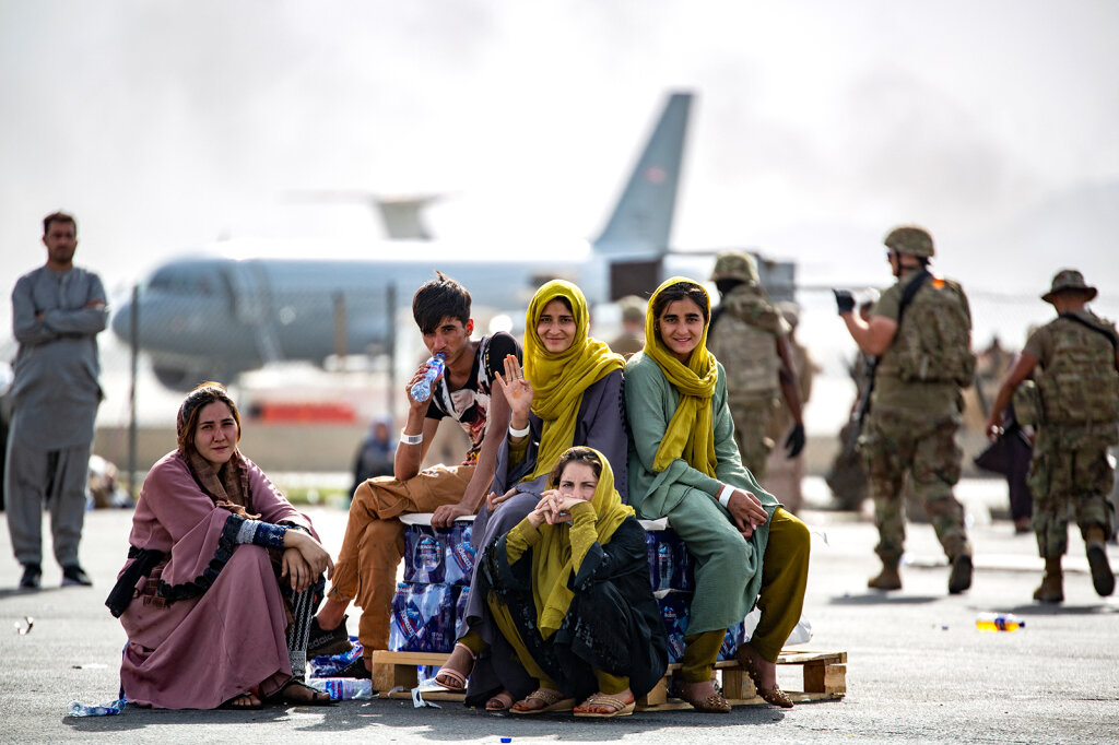 Evakuierte junge Afghaninnen und Afghanen warten auf den Flieger am Flughafen Kabul: „Die Afghanen wurden von ihrer Elite verraten, ihren Politikern“, sagt Ulrich Ladurner. Foto: APA/AFP/US Marine Corps/Mark Andries