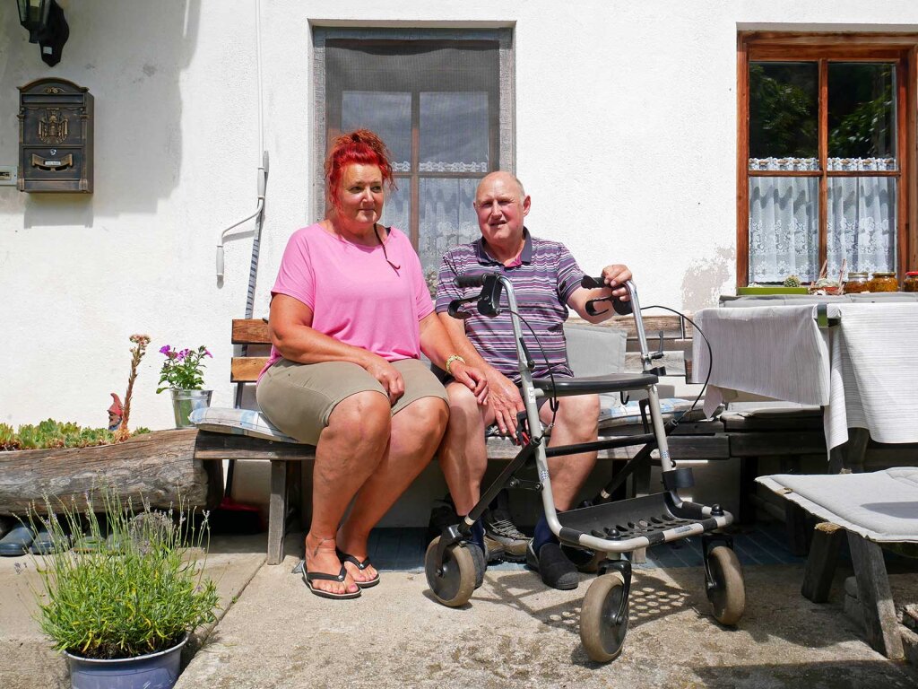 „Dann waren die Rentenvorschusszahlungen an die Politiker wohl auch ein normales Prozedere?“: Martina und Franz Burger vor dem Oberhabererhof in St. Magdalena Gsies. Foto: Mic