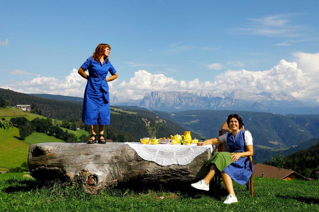 Gabriela Oberkofler (links) und ihre ältere Schwester Petra am familieneigenen Taberhof in Flaas (Jenesien): „Unser Hof war schon einmal Gasthaus, Schulhaus, Polizeistation, Theaterhaus und Sozialstation.“ Foto: Alexander Alber