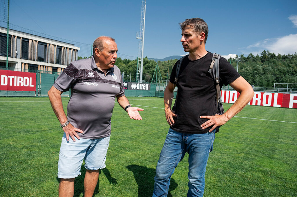 Am Sonntag beginnt für den FC Südtirol die Meisterschaft der Serie B. Karl Hinterwaldner hat Trainer Fabrizio Castori zum Sommergespräch getroffen. Und mit ihm nicht nur über Fußball geredet. Foto: Ludwig Thalheimer