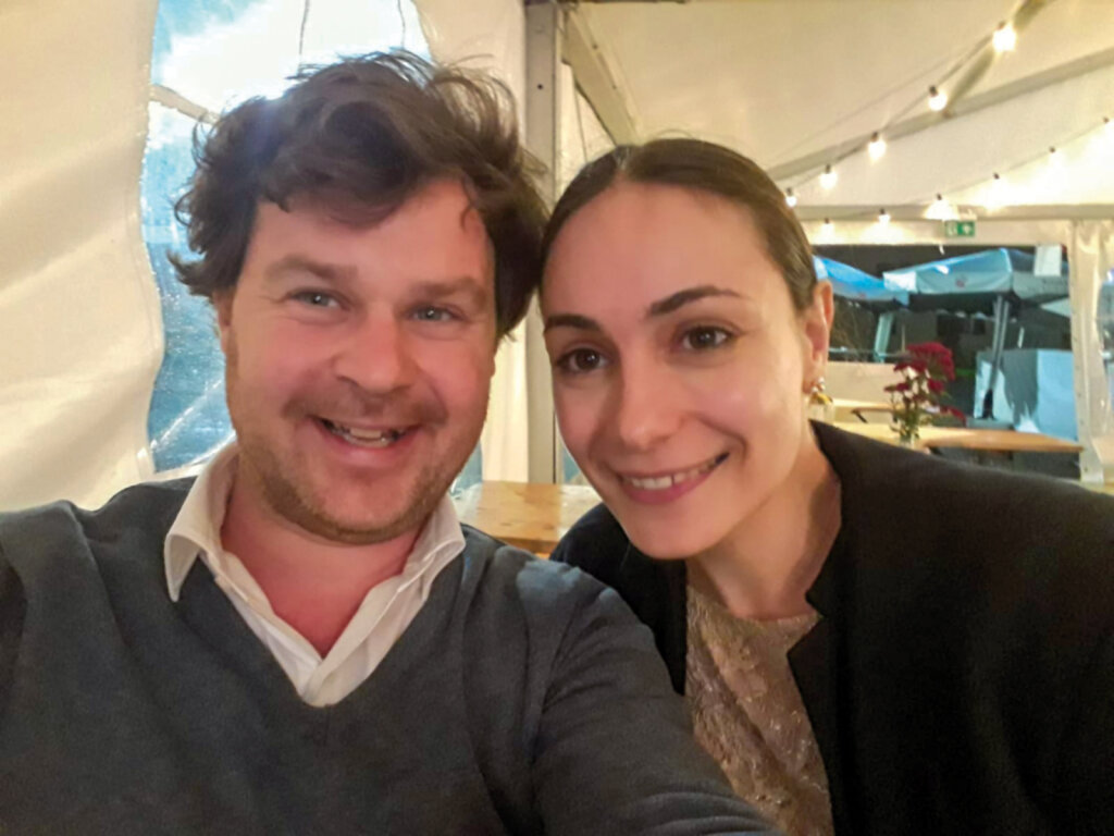 Andrej Werth war bei „Verkaufte Heimat“ in Telfs und recherchierte auch nach der Vorstellung; Hier mit Jasmin Mairhofer, einer der Hauptdarstellerinnen im Stück von Felix Mitterer. Foto: Andrej Werth