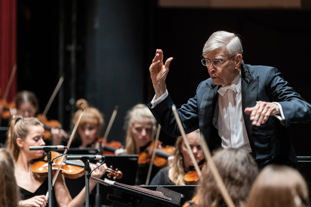Besondere Konstellation: Herbert Blomstedt dirigiert das Gustav- Mahler-Jugendorchester (Bolzano Festival Bozen). Foto: Tiberio Sorvillo