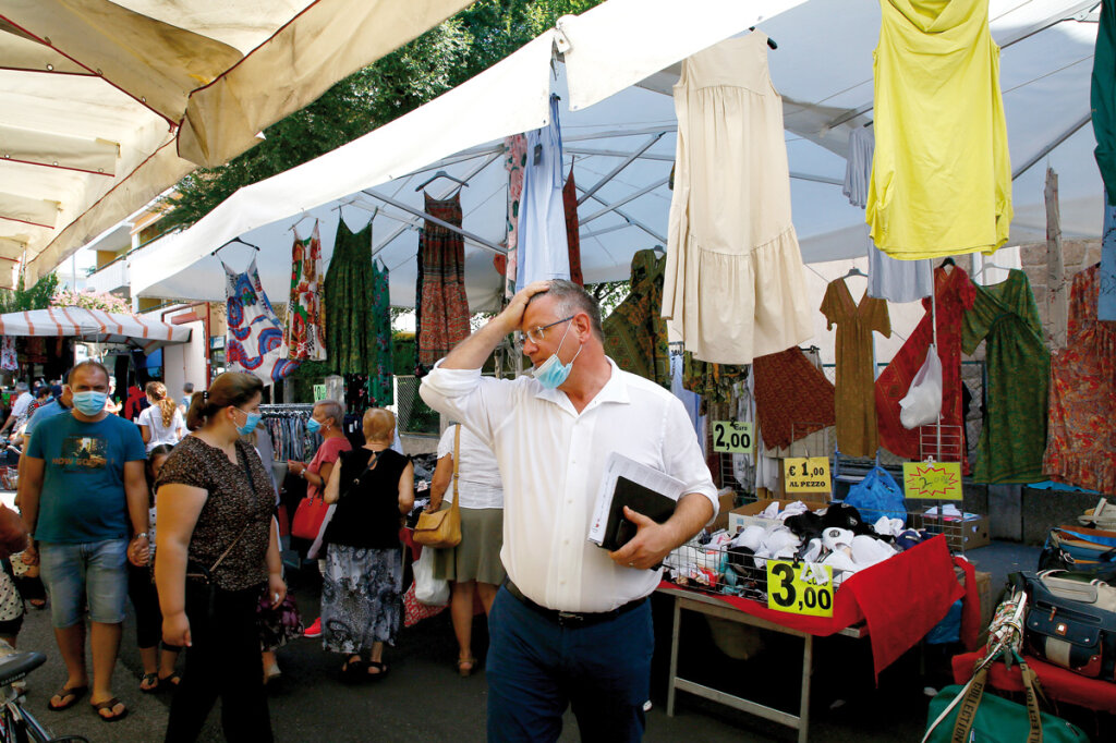 Roberto Zanin macht Wahlkampf auf dem Wochenmarkt in Bozen: „Bin der gemäßigte Teil der Koalition.“ Foto: Alexander Alber